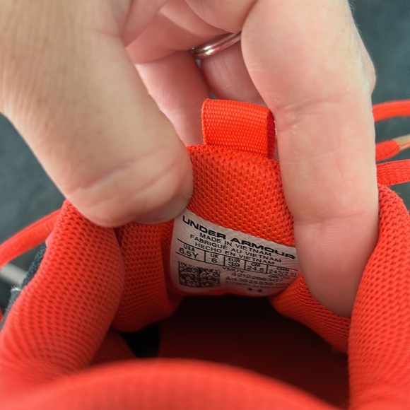 Under armor charged assert running shoes boys - Picture 4 of 4